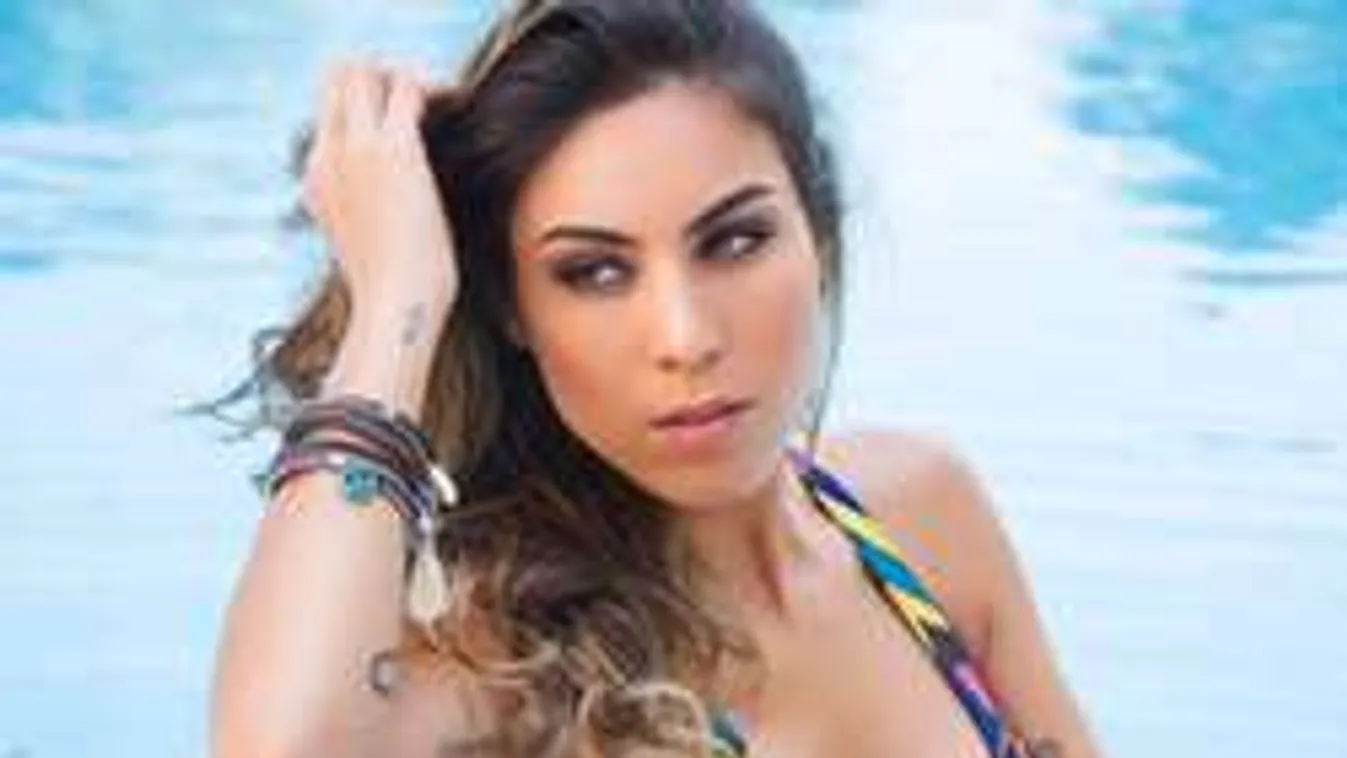 Ledobta a ruhát a Neymarral kavaró bombázó