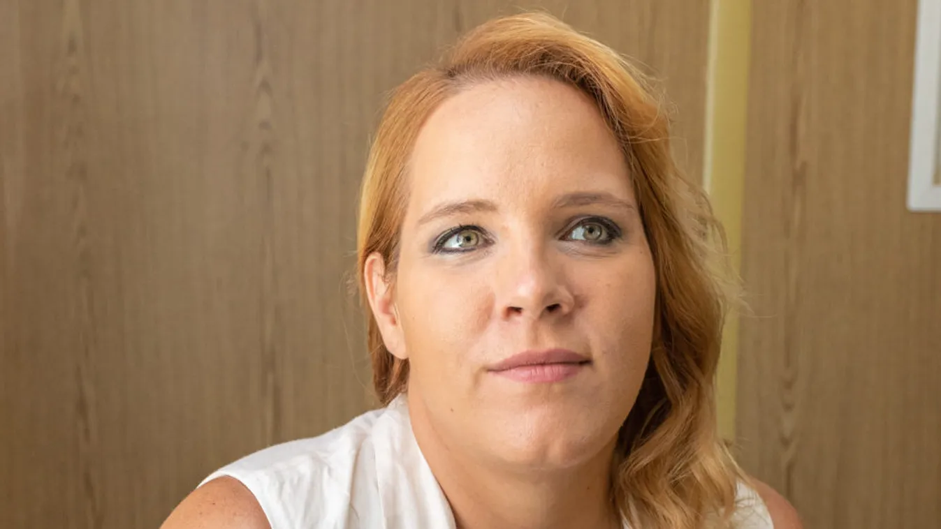 Tóth Vera kiborult, az énekesnőt az őrületbe kergeti a kutyaugatás