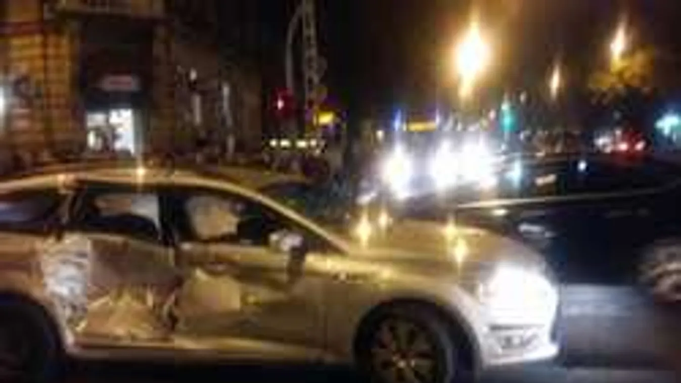 Megbénult az 1-es villamos: autóval ütközött egy szerelvény - Fotók