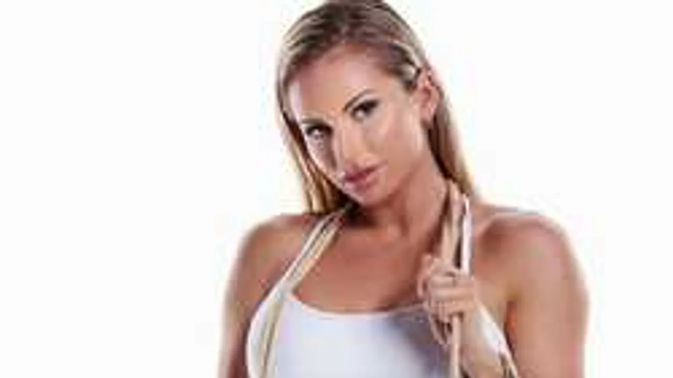 Meztelenül okozott döbbenetet a brutál mellű fitneszmodell