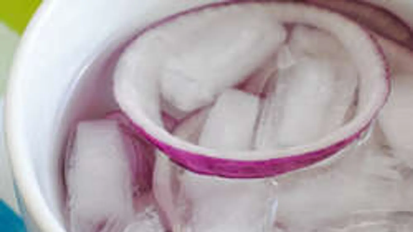 Az igazi profik konyhatrükkje: ezért áztasd hideg vízbe a hagymát