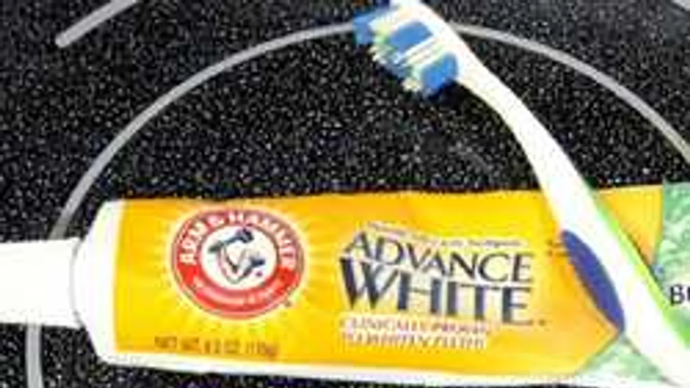 Keverd fogkrémmel a szódabikarbónát. Hihetetlen, mire használhatod!