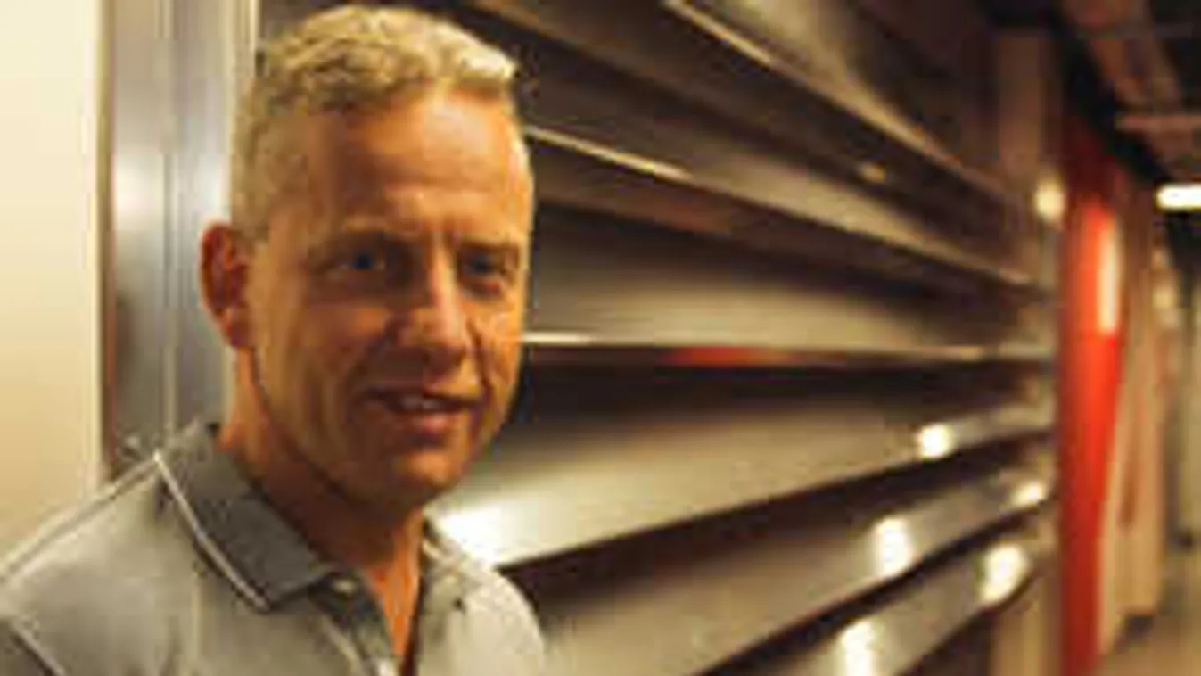 Schobert Norbit félmeztelenül fotózták, de mi van a kezében?