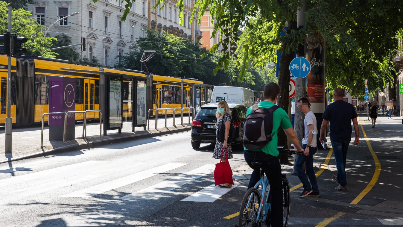 Életveszélyesek Karácsony járdán vezetett újabb biciklisávjai