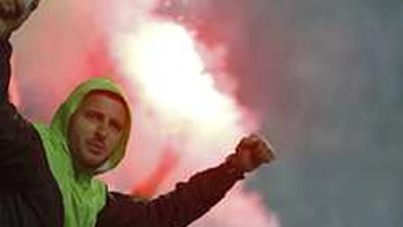 Beintett a magyar focista, kinek szólt a középső ujj?