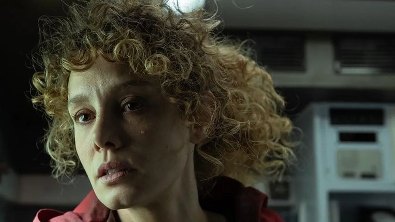 Babát vár A nagy pénzrablás bombázója, már ekkora a pocakja – Fotó