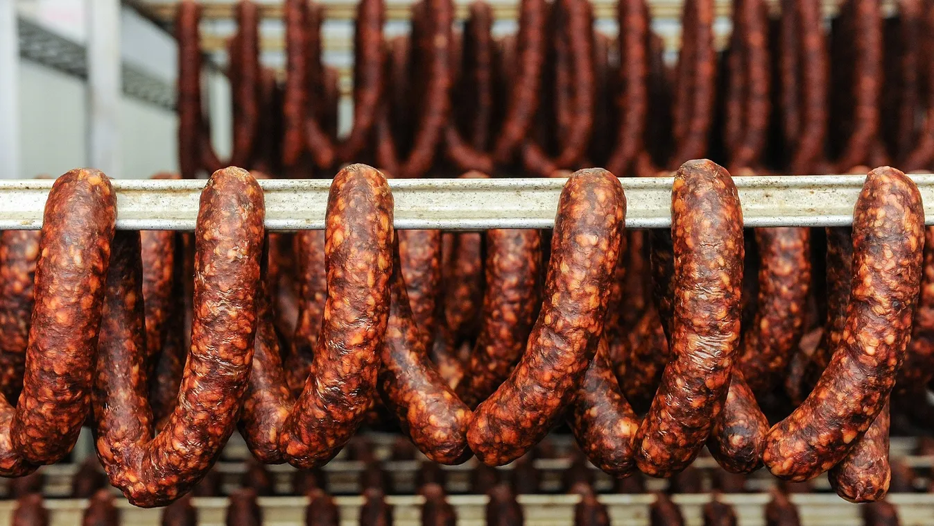 Így húzd le a kolbász héját, pikk-pakk lejön a bőre