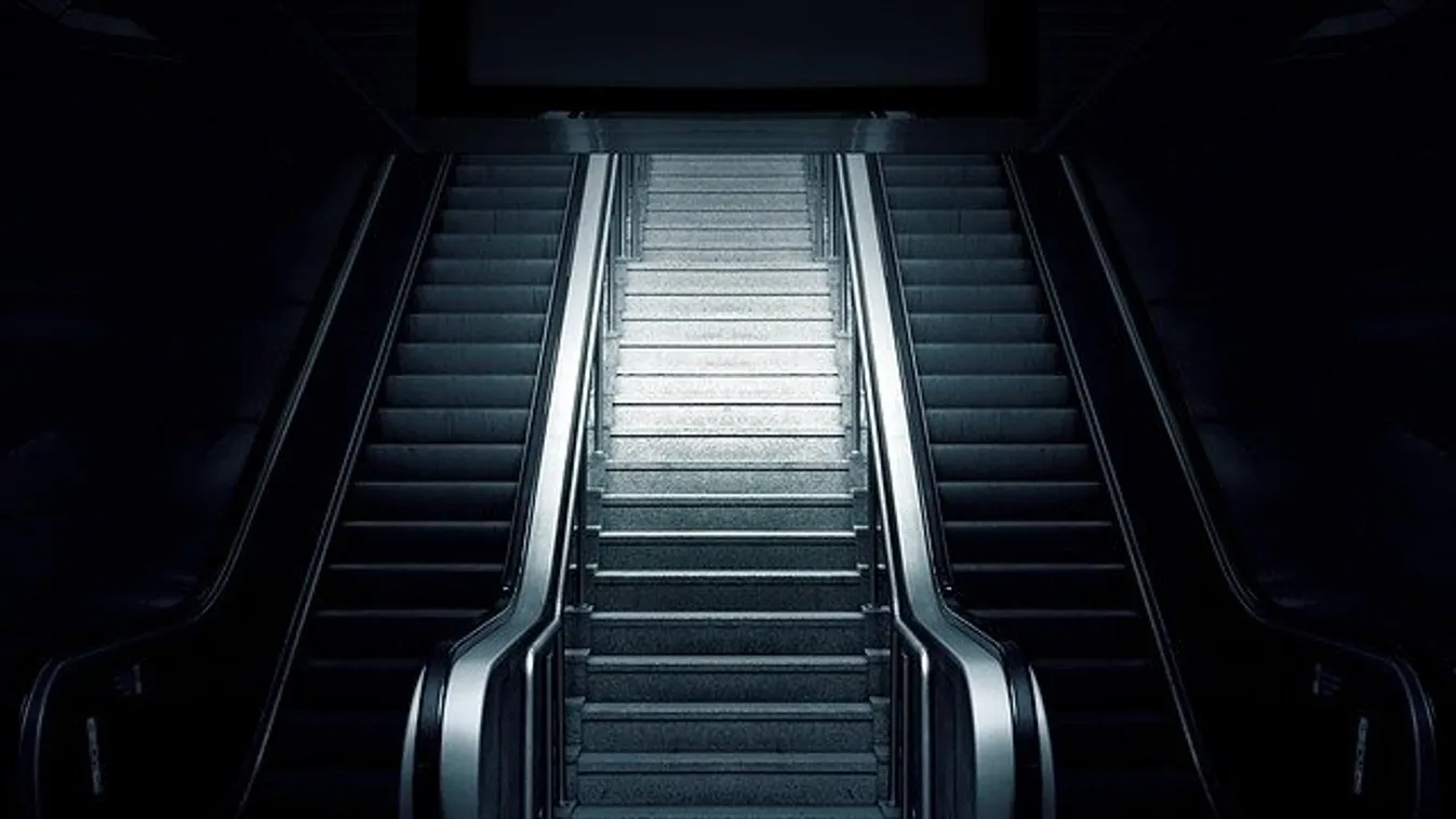 Itt az újabb rém: Fura arcú simifantom vadászik fiatal lányokra Budapesten