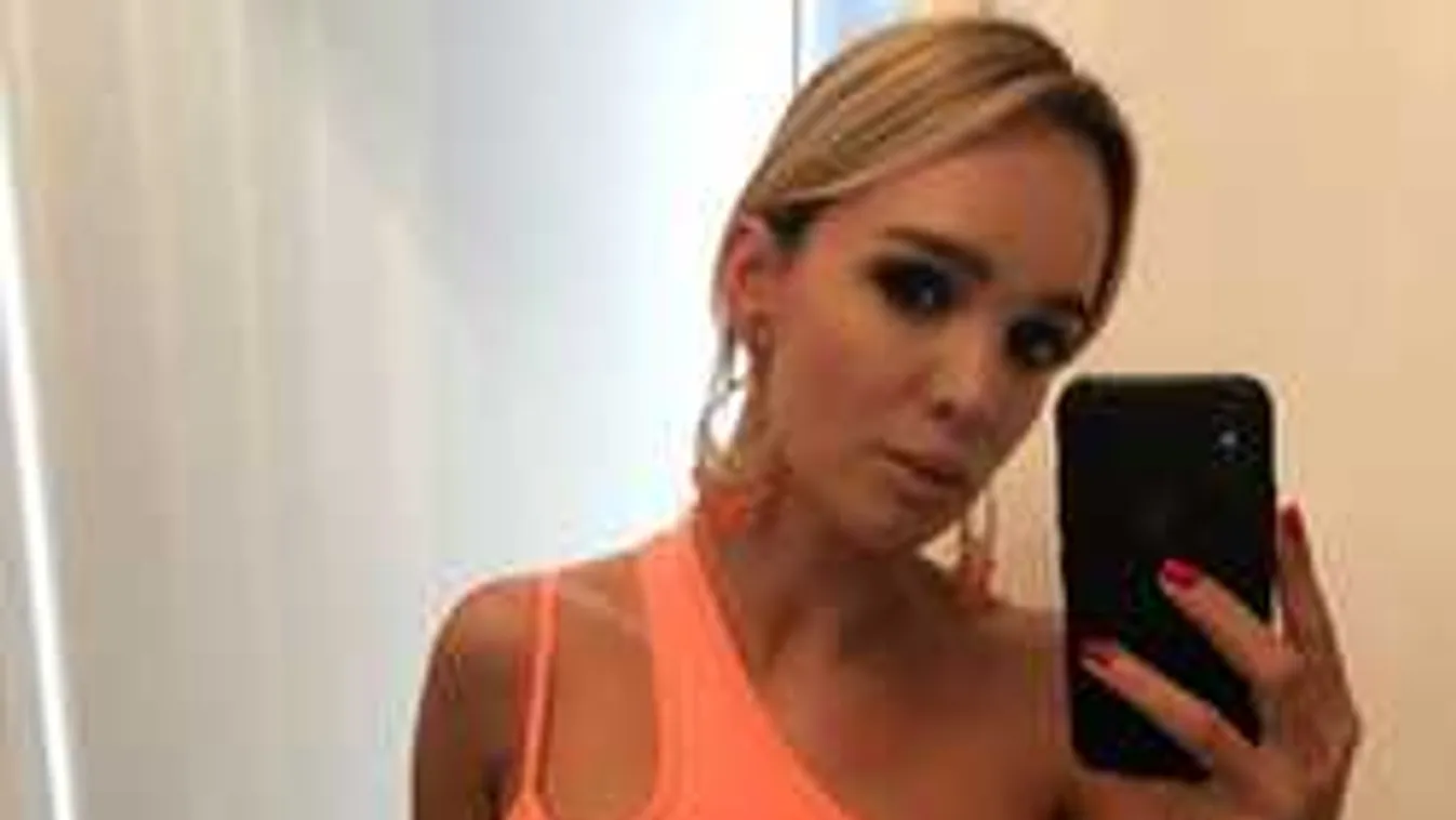 Bugyi nélkül, terpeszben nyílt szét a köntöse a tévés bombázónak