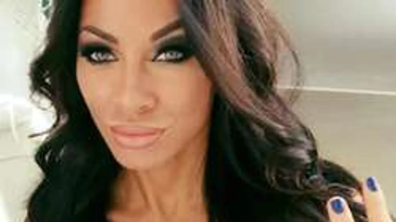 Melltartó nélkül fetrengett ágyában Voksán Virág