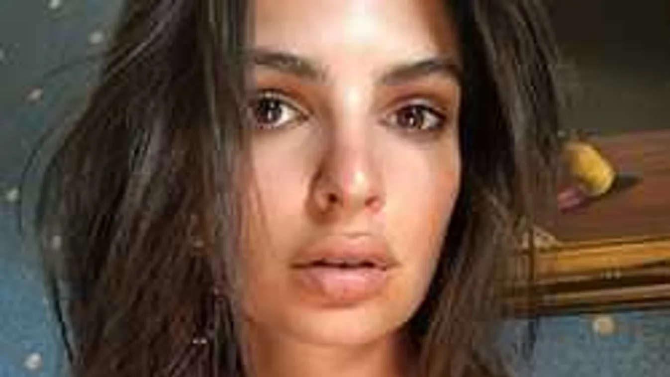 Tátva marad a szád, eszméletlenül kerek popsit villantott Emily