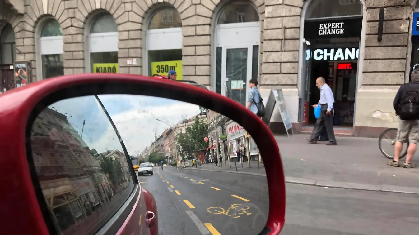 Döbbenetes villantás a biciklisávban, Budapest belvárosában