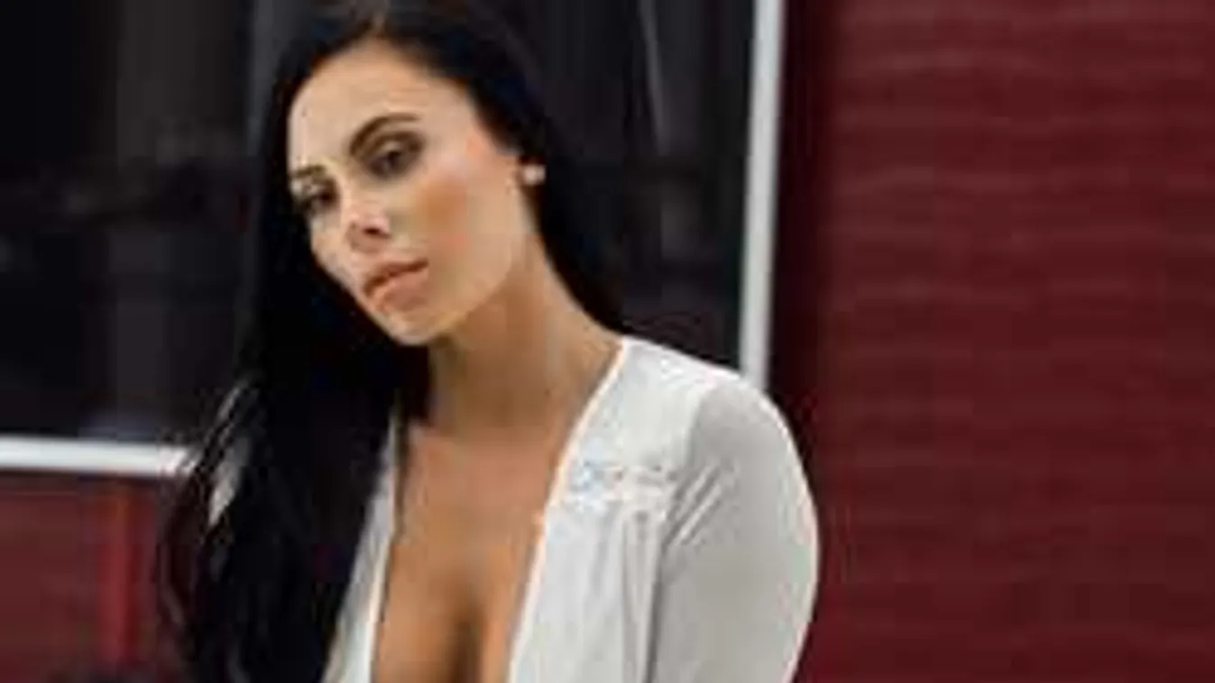 Lecsúszott a bugyi, meztelenül fotózták az almamellű dokinőt