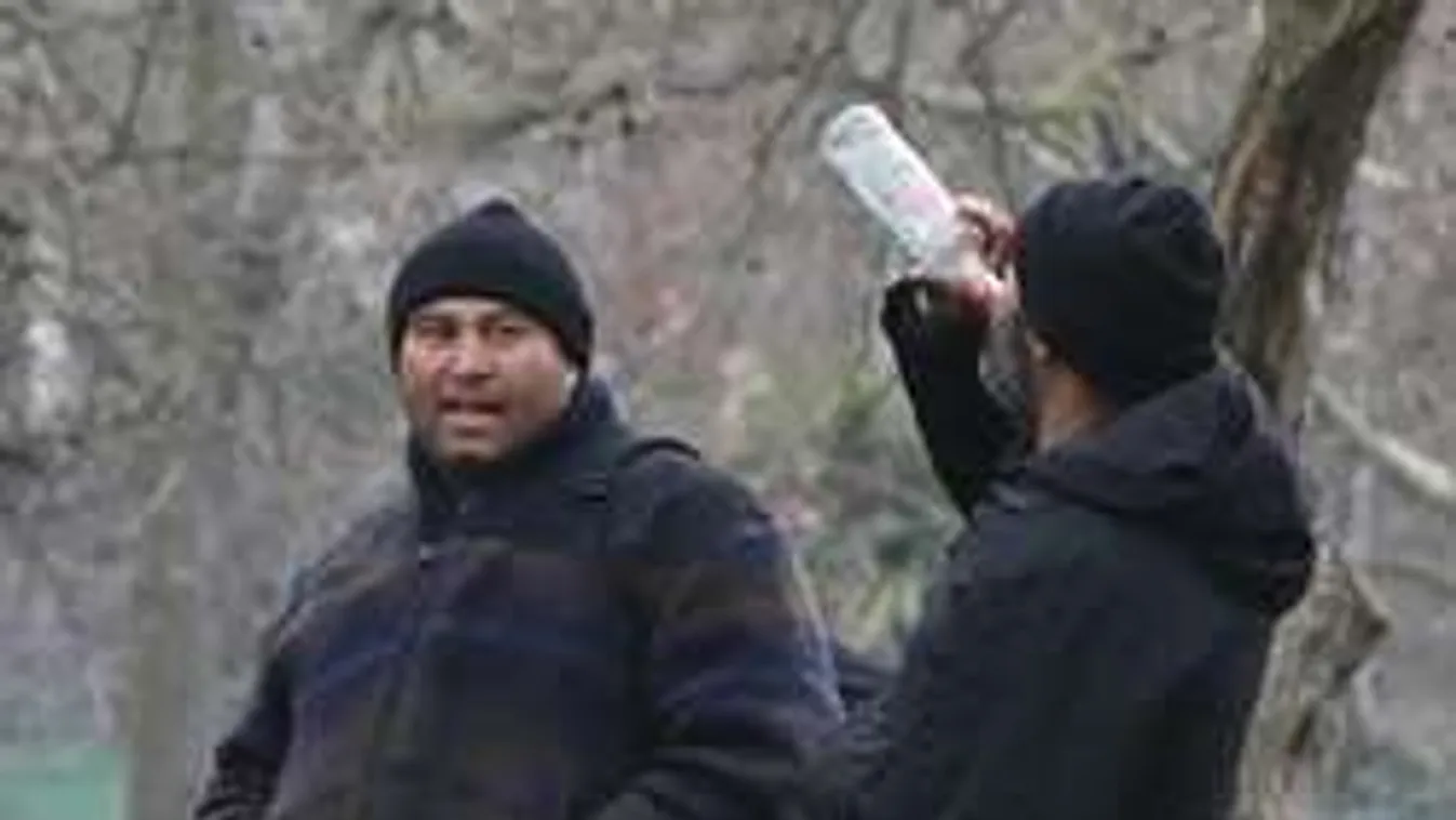 Õrület: Vodkázó migránsok vertek tábort a luxushotel előtt!