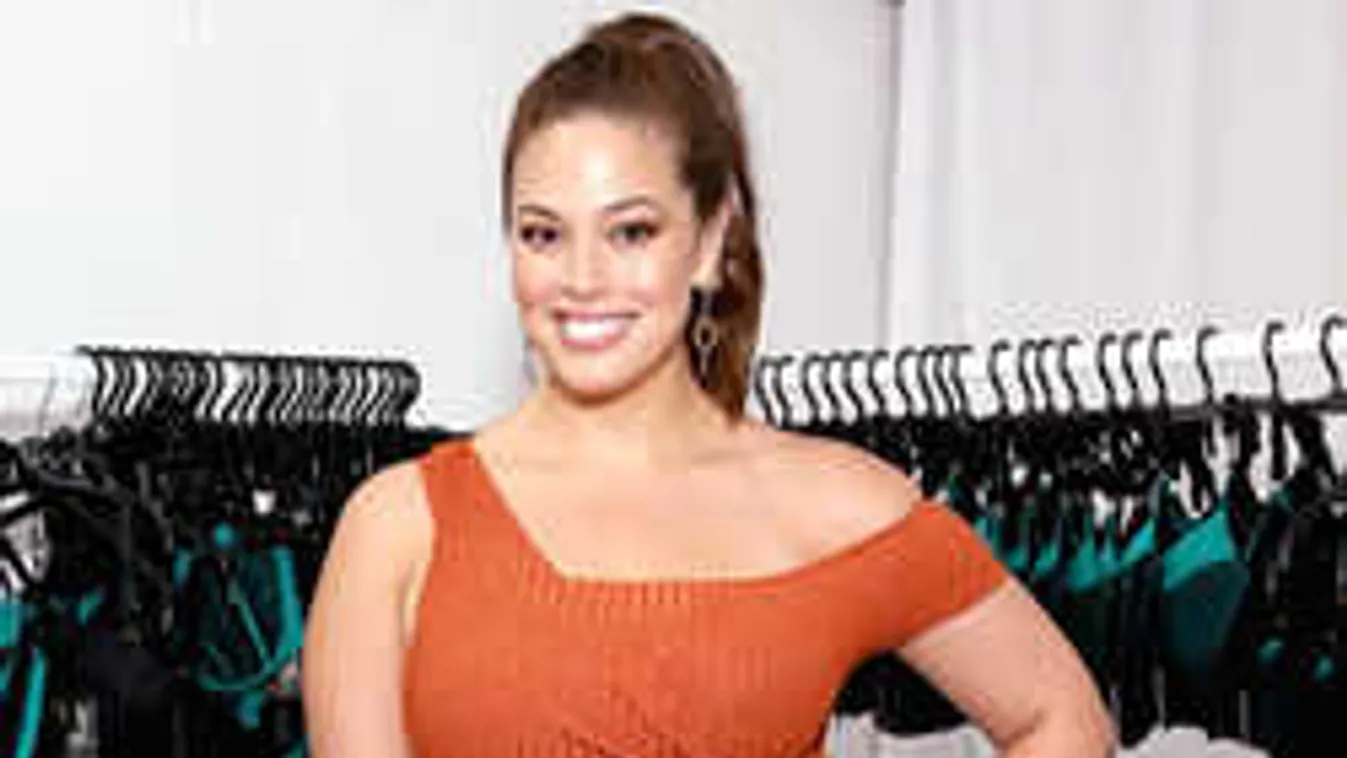 Ledobta ruháját a húsos ducimodell, kilátszott a lényeg