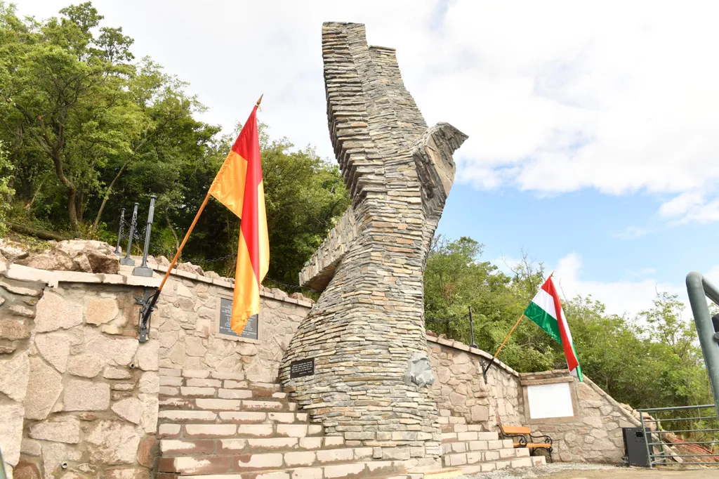 A turul az elcsatolt területek felé néz