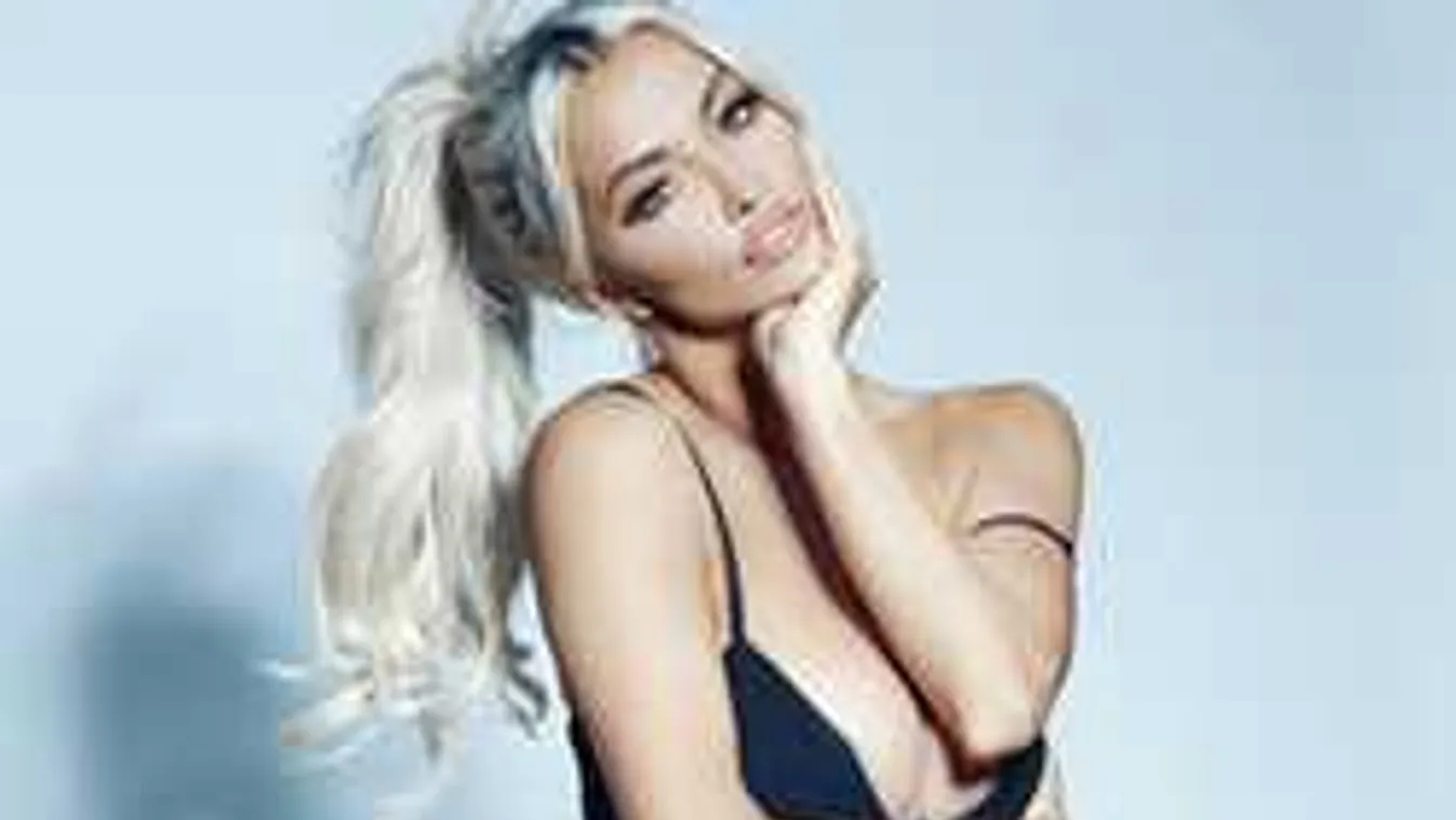 Vérforraló: egy szál törölköző takarta a színésznő intim testrészét