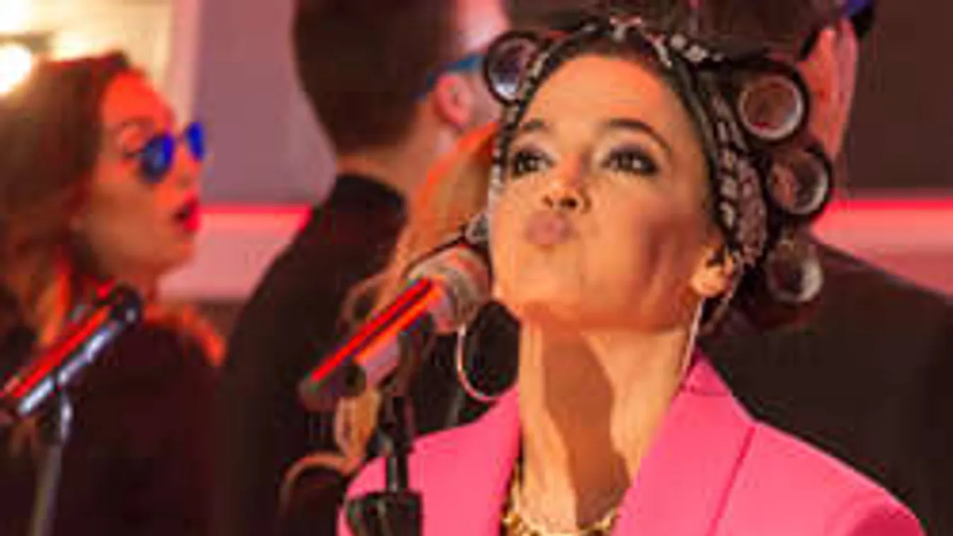 Fehér ruhában a frissen eljegyzett magyar sztár