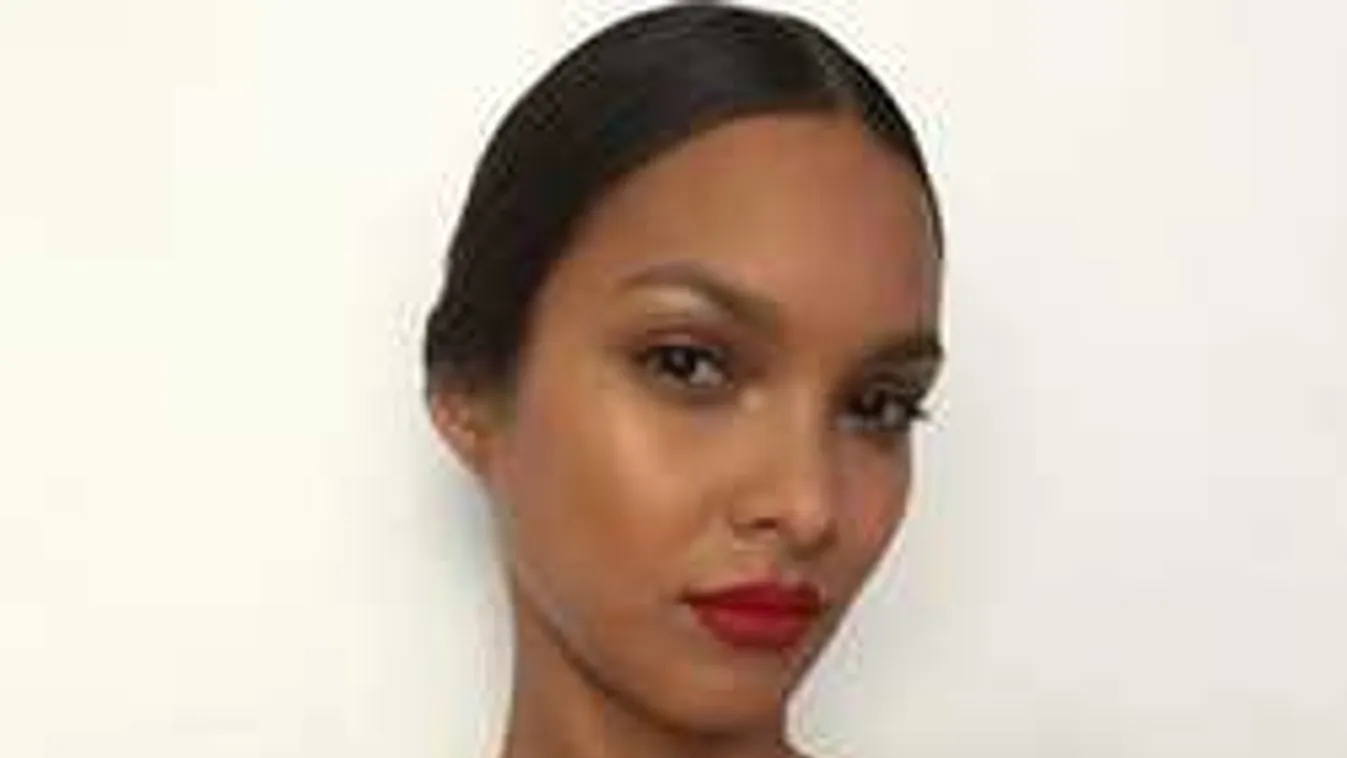 Se bugyi, se más, totál meztelenül vonaglik a szexi modell