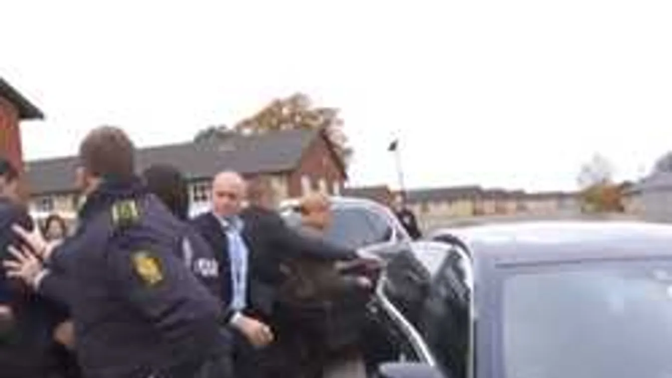 Bevándorlók elől kellett menekülnie a bevándorlási miniszternek! - videó