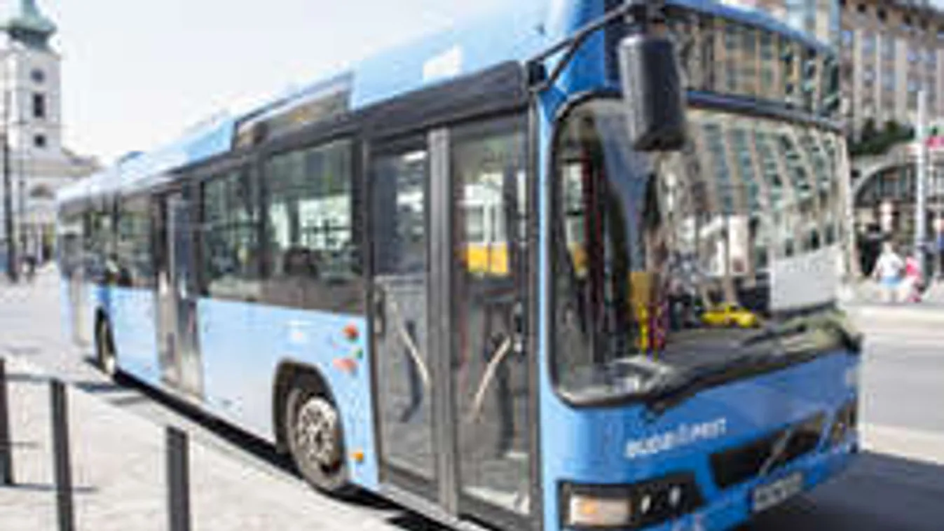 Miért állnak újabban perceket a buszok a megállókban? Ez az oka!