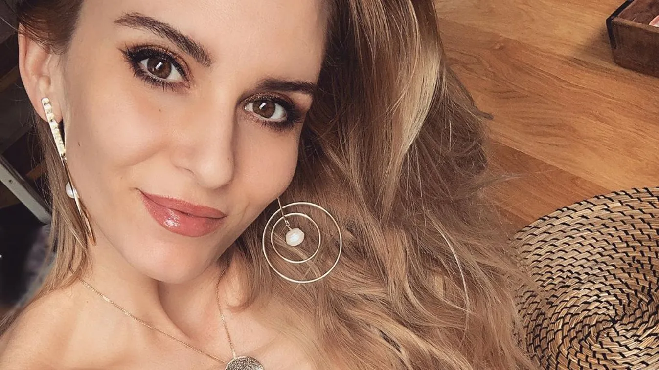 Szexi fotó a tükör előtt, ledobta a melltartót a hatalmas keblű szurkolólány