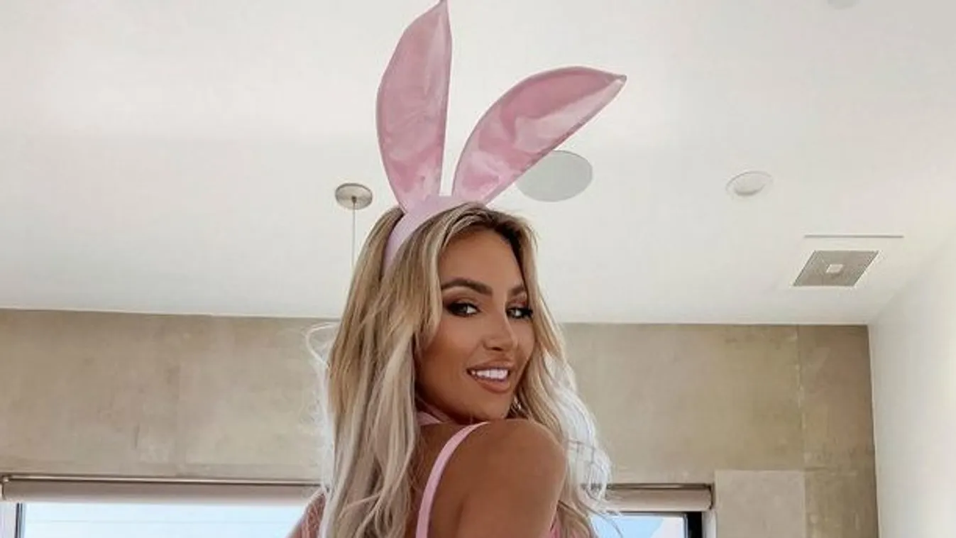 Úgy beégett tesiórán a dögös modell, hogy azonnal megműttette a vagináját