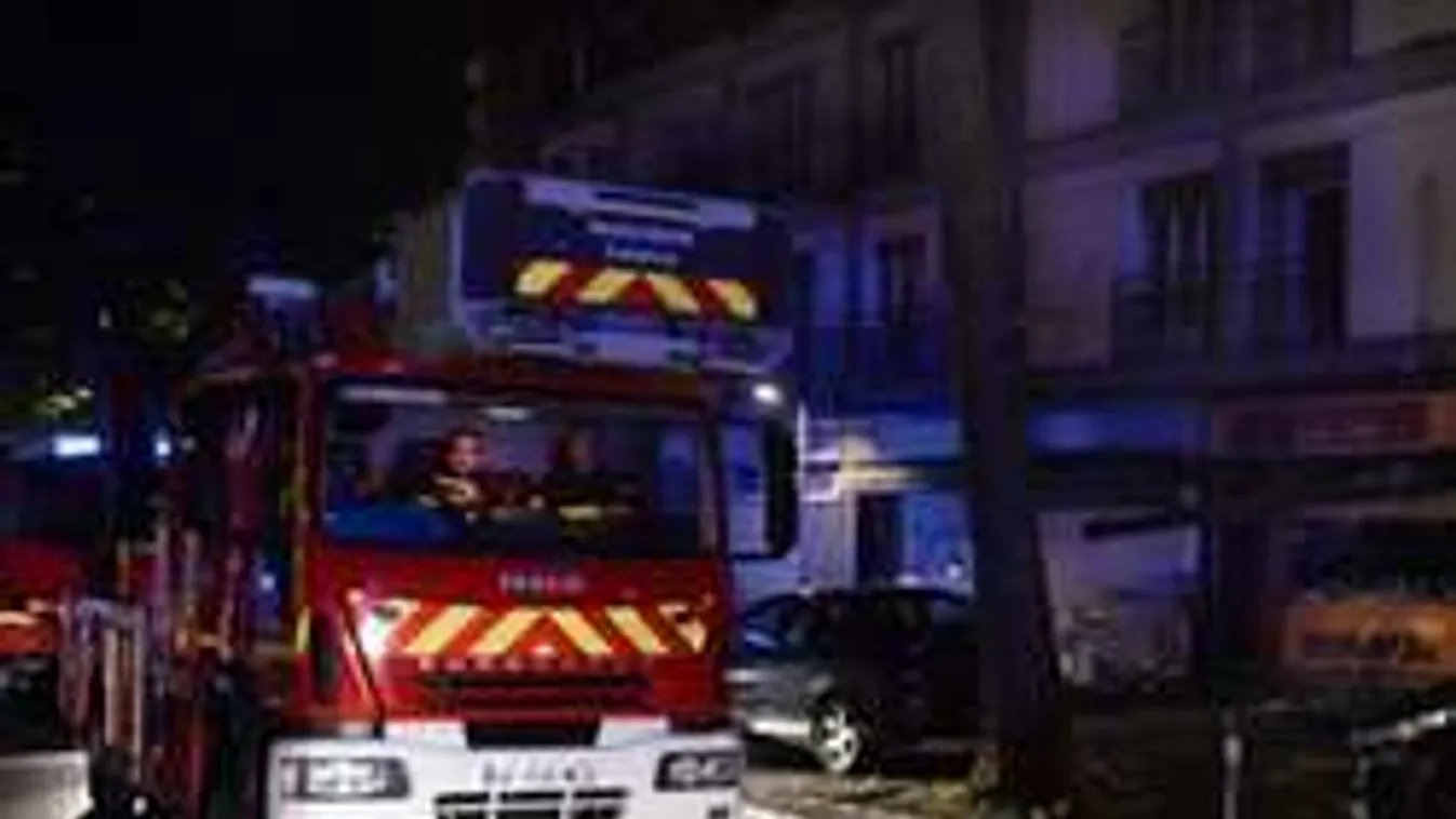 Tizenhárman meghaltak, ötven tűzoltó küzd a lángokkal