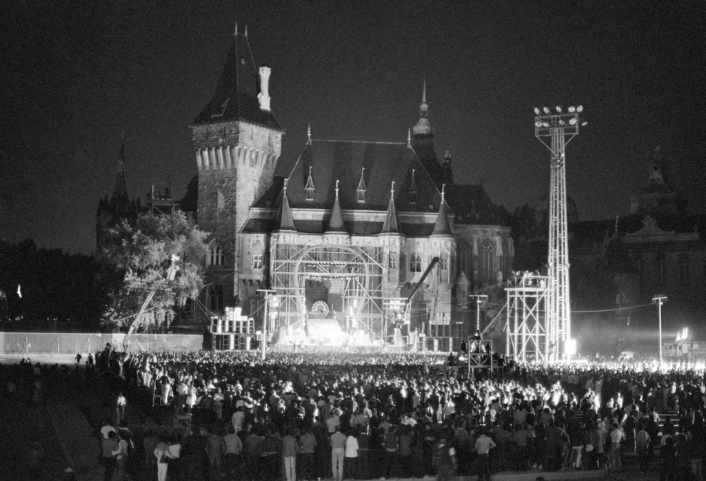 Budapest, 1984. szeptember 9. Az Omega együttes tagjai a városligeti Vajdahunyad vára mellett, a leeresztett csonakázótó betonteknõjében felállított színpadon adnak koncertet. Ez volt az együttes 1982 és 1986 közötti legnagyobb koncertje. MTI Fotó: Földi Imre