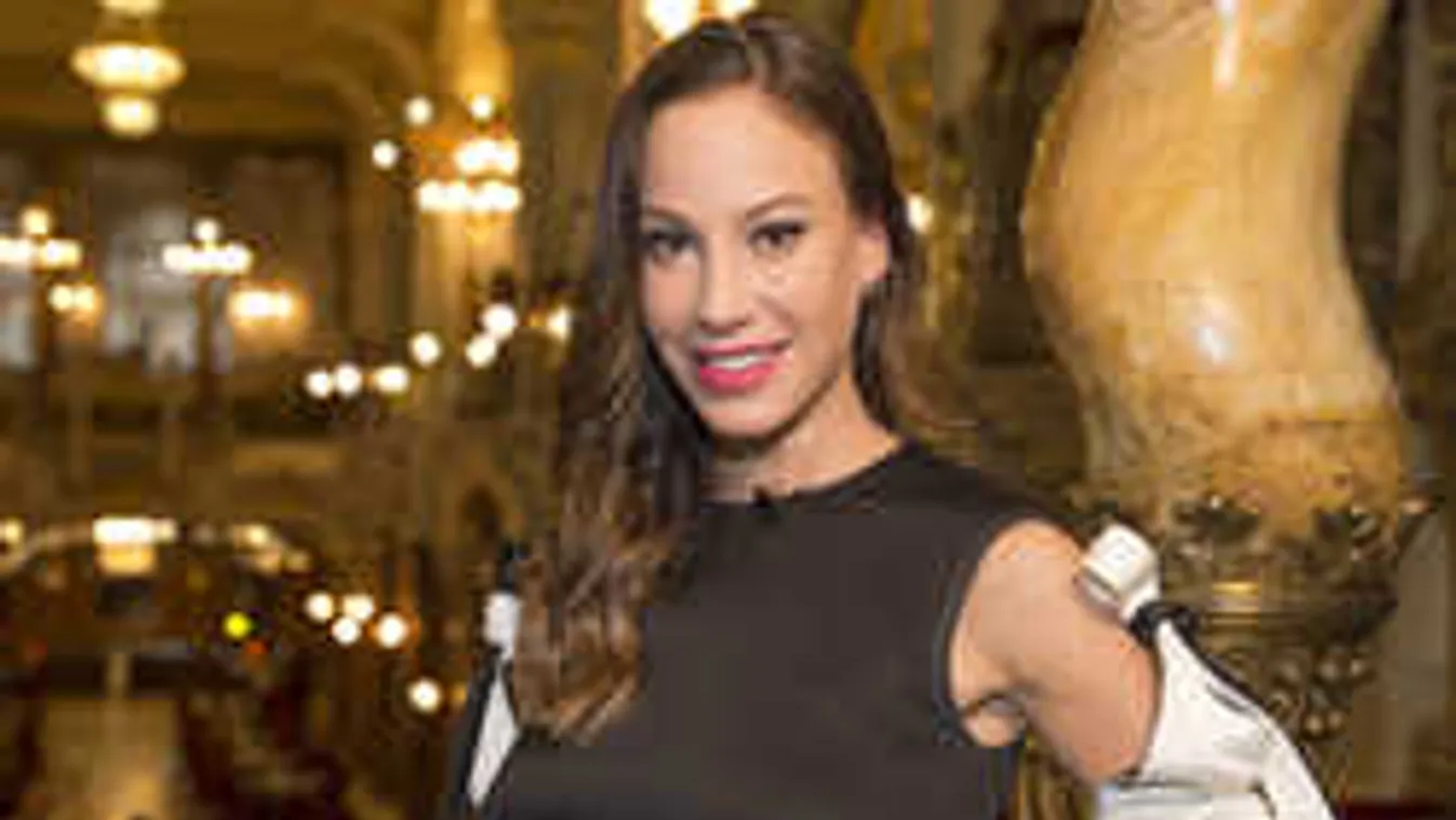 Megint egy világsztár szelfizett Vajna Timivel