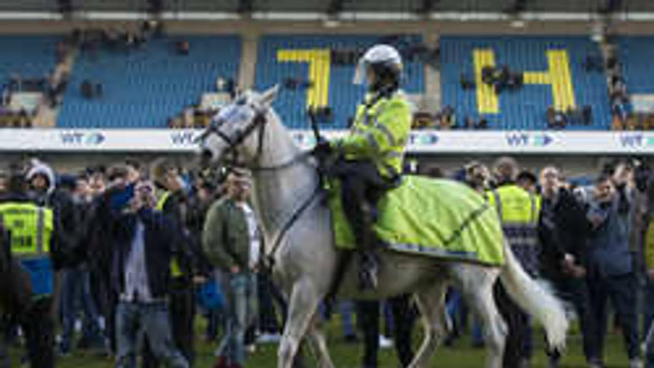 Botrány a focipályán, lovakkal érkeztek a rendőrök