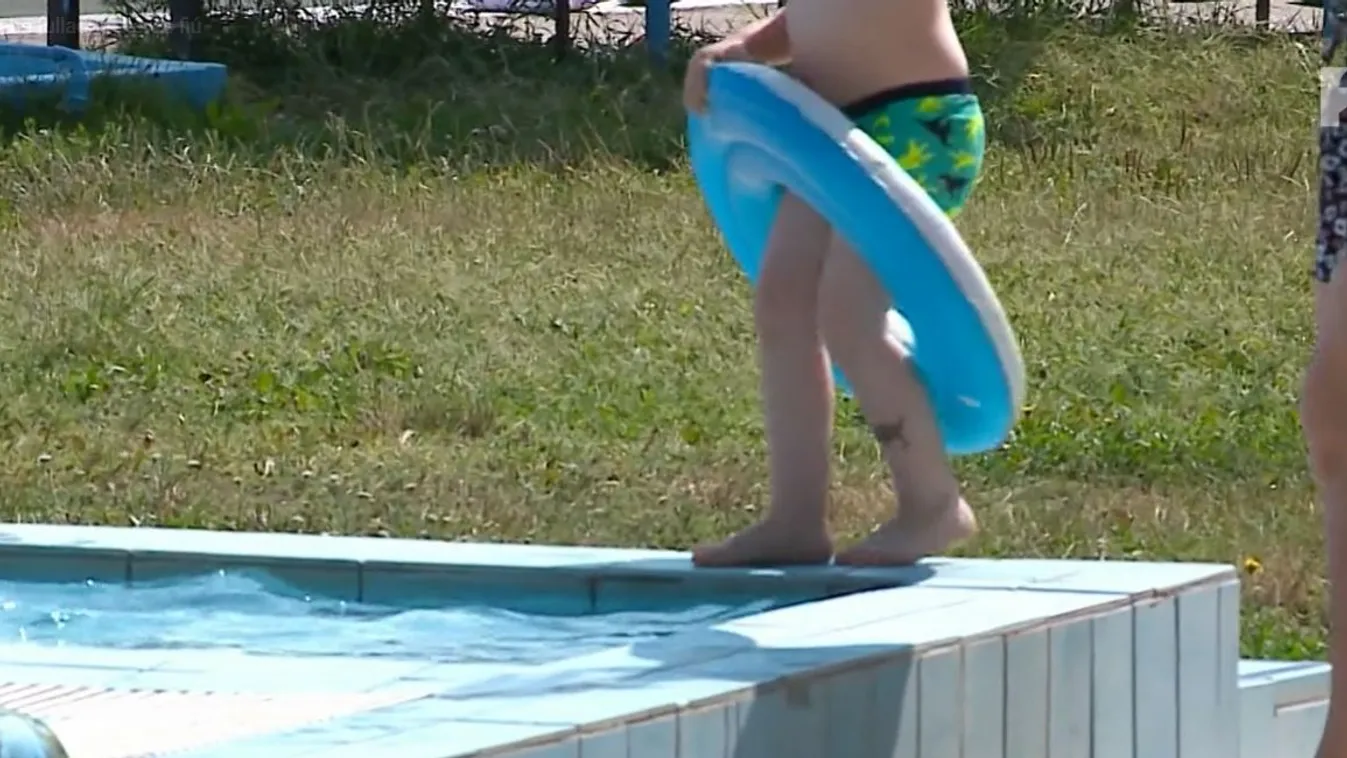 Tragédia a karcagi strandon: a medencébe fulladt egy 7 éves kisfiú