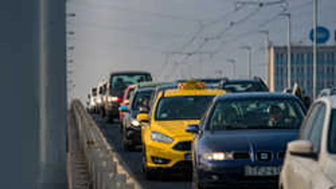 Most érkezett, karambol miatt van káosz Budapesten