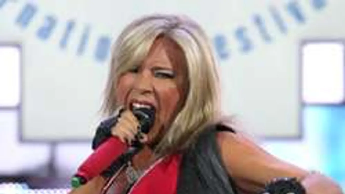 Benyugtatózták az énekesnőt, mert pánikrohamot kapott