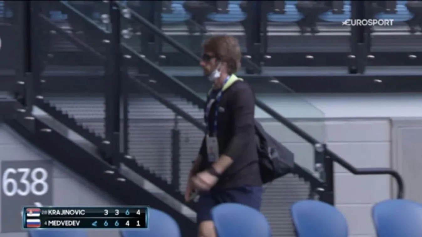 Megdöbbentő videó! Saját játékosa kergette el az edzőt