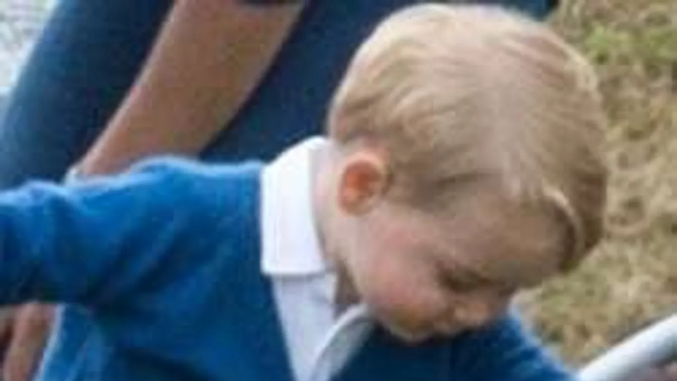 Új, tündéri fotók Anglia kis hercegéről: György balkezes!