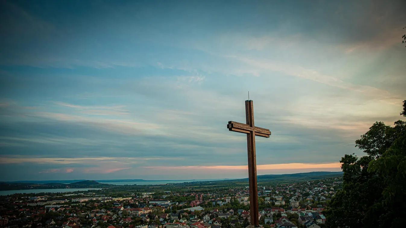 A hajnali fényben fürdő Tamás-hegyi kereszttel emlékezett meg Orbán Viktor a pünkösdhétfőről