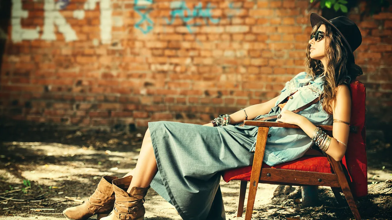 Időtlen lett a divat, nagyanyáink csizmájában járnak a nők