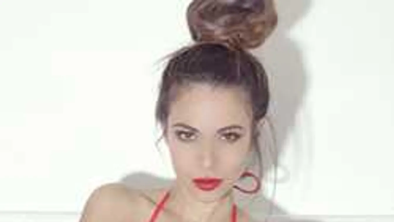 Mindent ledobott magáról, meztelenül pancsol a gigamellű bemondónő