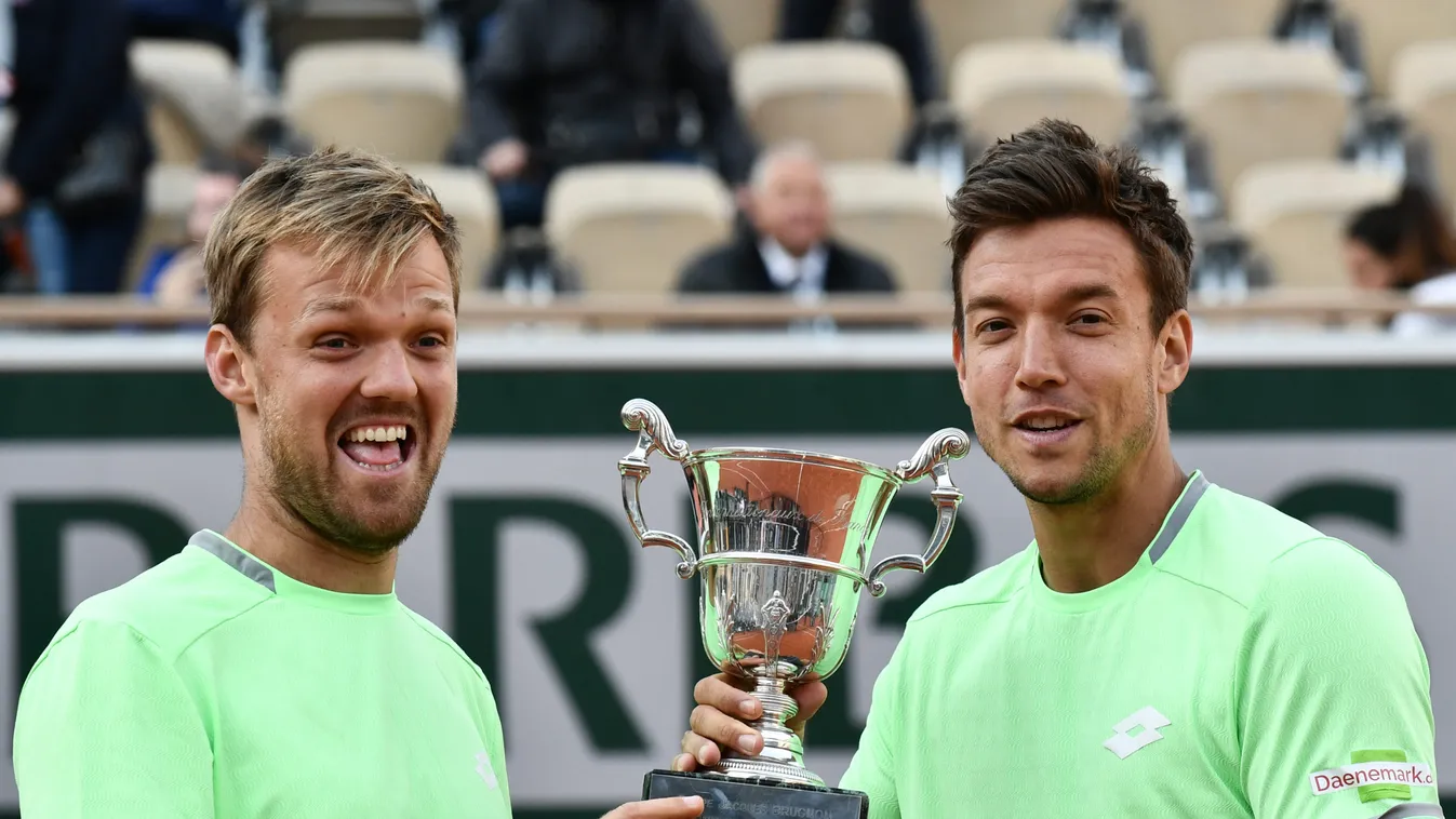 Meglepő döntés, árufeltöltőnek állt a sztársportoló