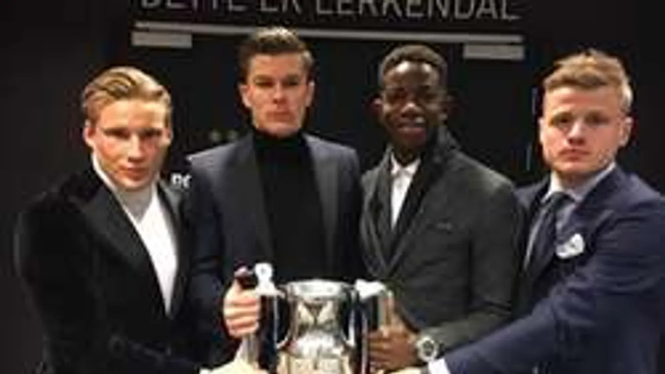 Magukévá tették a trófeát a pucéran ünneplő focisták - Fotók