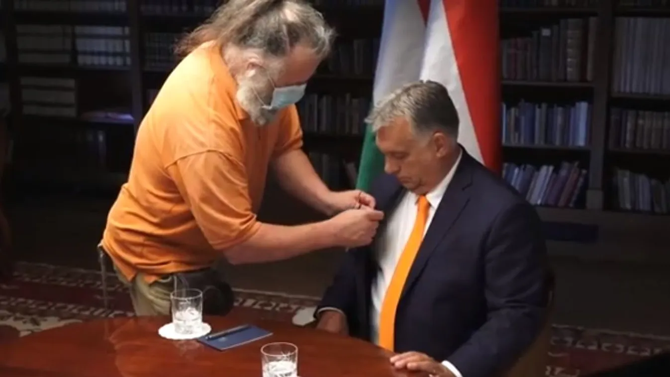 „Ma 20.00 M1” – írta ki Orbán Viktor a Facebook-oldalára