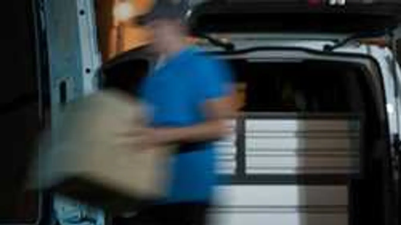 Kivitte a csomagot, majd a ház elé piszkított a futár! - videó