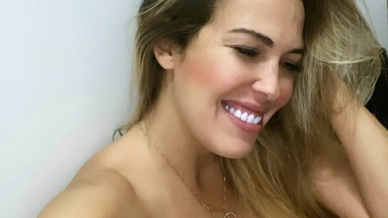 Félmeztelen fotó, a tükör előtt pózol a dús keblű sportolónő