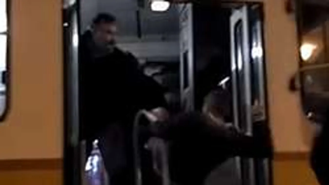 A villamosvezetőt is lerúgta: őket keresi a rendőrség! - videó