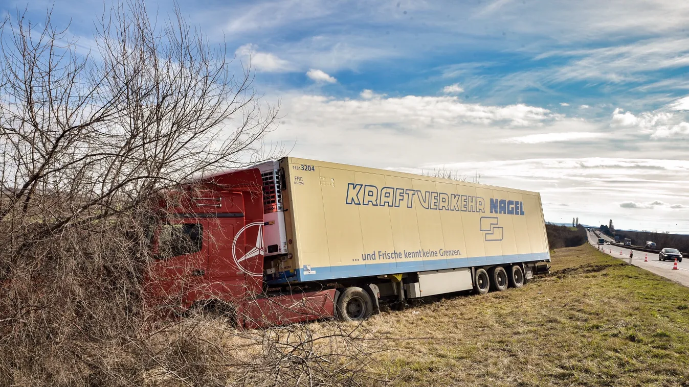 Tizenhat órán át őrizték a kamion rakományát az M1-esen