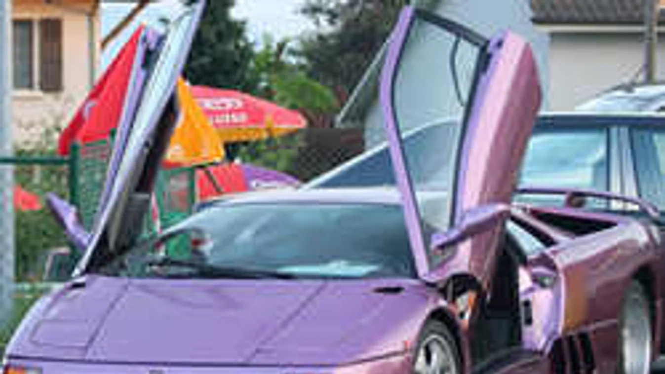 Itt a lehetőség, eladó a zenetörténelem legismertebb autója