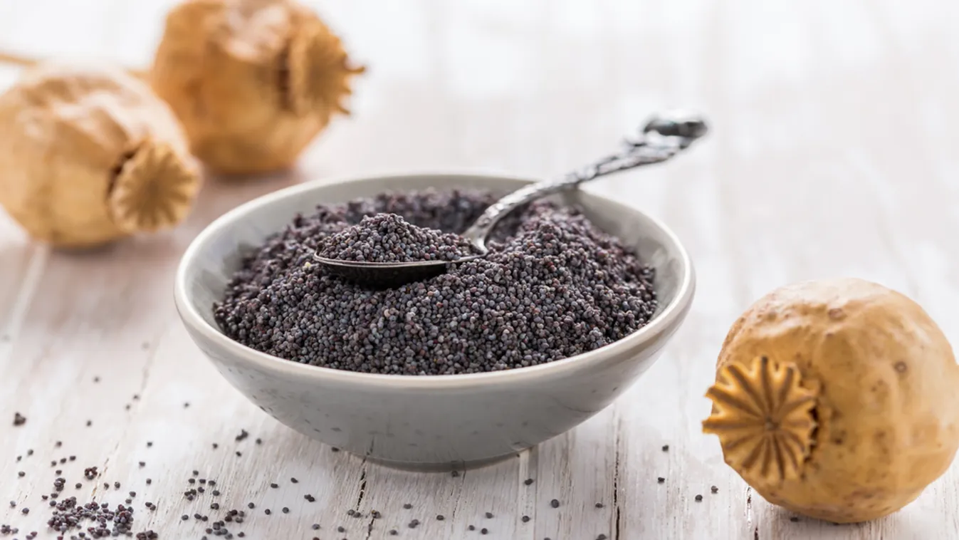 Organic,Poppy,Seeds,In,Small,Bowl,With,Poppy,Heads,On