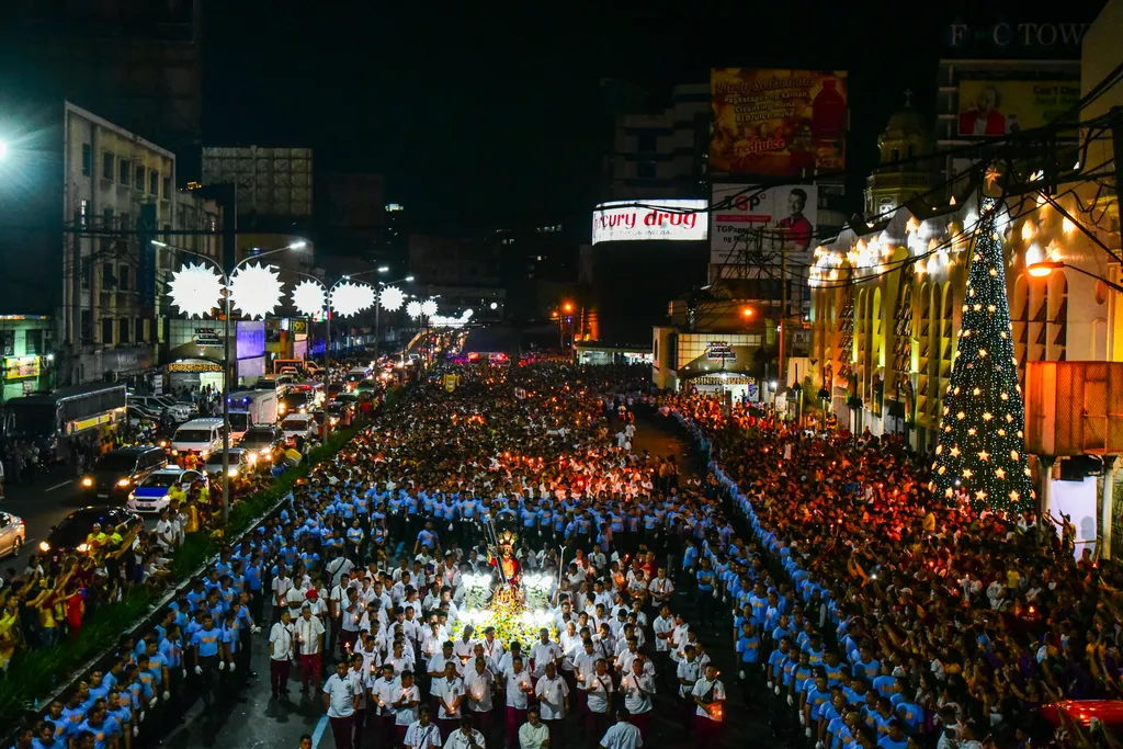 Manilában egy hálaadó szertartással kezdődött az ünneplés