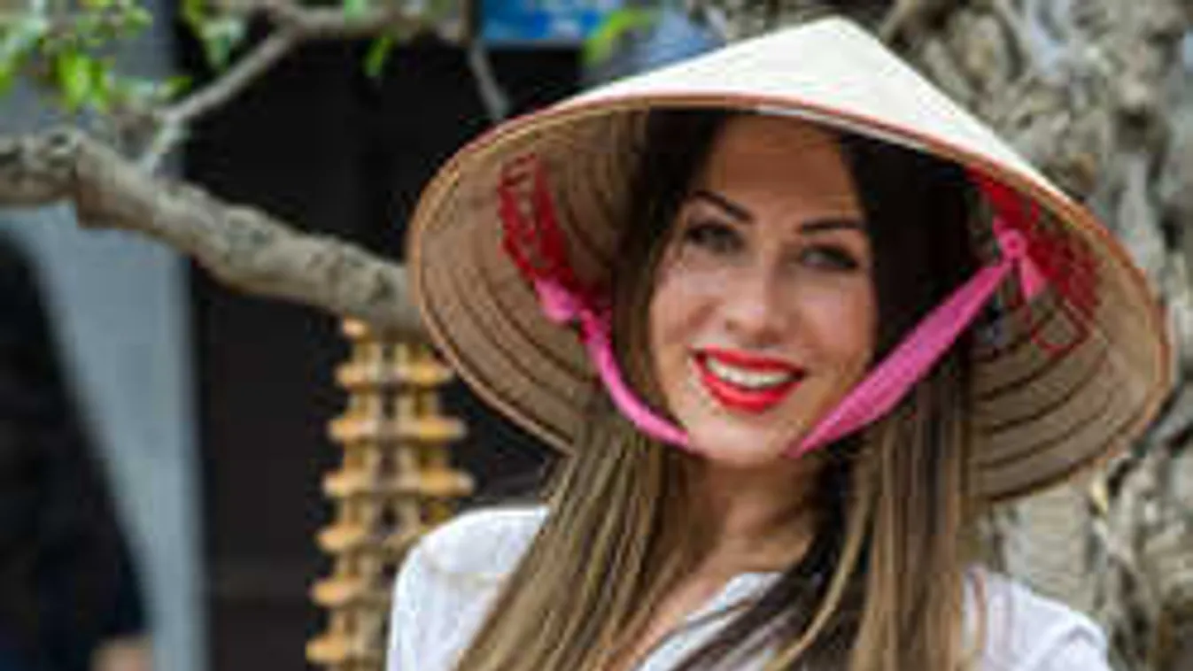 Tényleg mindent bedob: Melleit mutogatva stoppol az Ázsia Expressz versenyzője